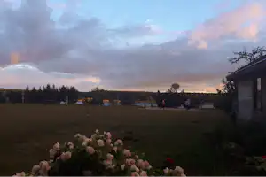 Camping Nabīte - Basketballplatz vom Campingplatz am See bei Sonnenuntergang