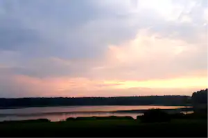 Camping Nabīte - Blick vom Campingplatz auf den See bei Sonnenuntergang