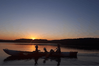 Camping Nabīte - Ruderboot auf dem See am Campingplatz bei Sonnenuntergang