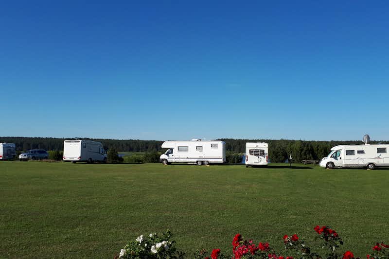 Camping Nabīte - Wohnwagen- und Zeltstellplatz vom Campingplatz mit Blick auf den See