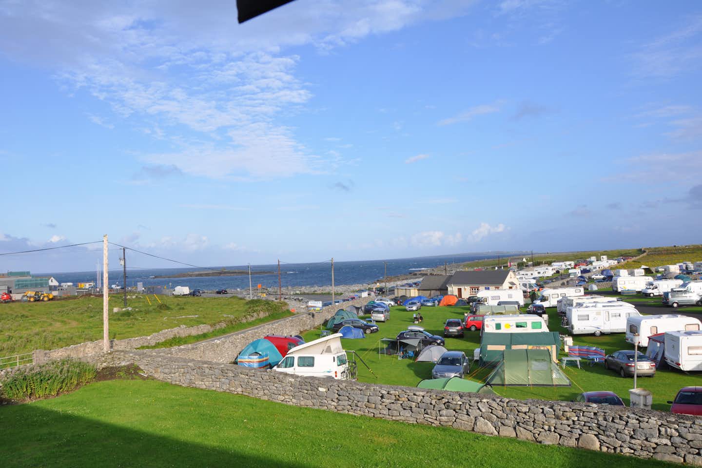 Camping Nagles Seaside - Blick auf den Wohnwagen- und Zeltstellplatz und den Atlantik im Hintergrund