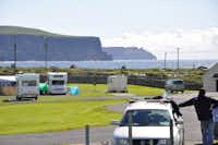 Camping Nagles Seaside - Wohnmobile auf Stellplätzen mit dem Atlantik im Hintergrund