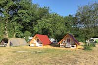 Camping Nahetal - Stellplätzen und Hütten zwischen Bäumen auf dem Campingplatz