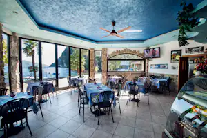 Camping Nanzel - Innenansicht des Restaurant auf dem Campingplatz mit Blick auf den Garda See