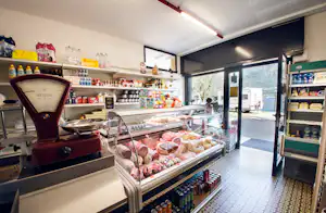 Camping Nanzel - Innenansicht von dem Supermarkt auf dem Campingplatz
