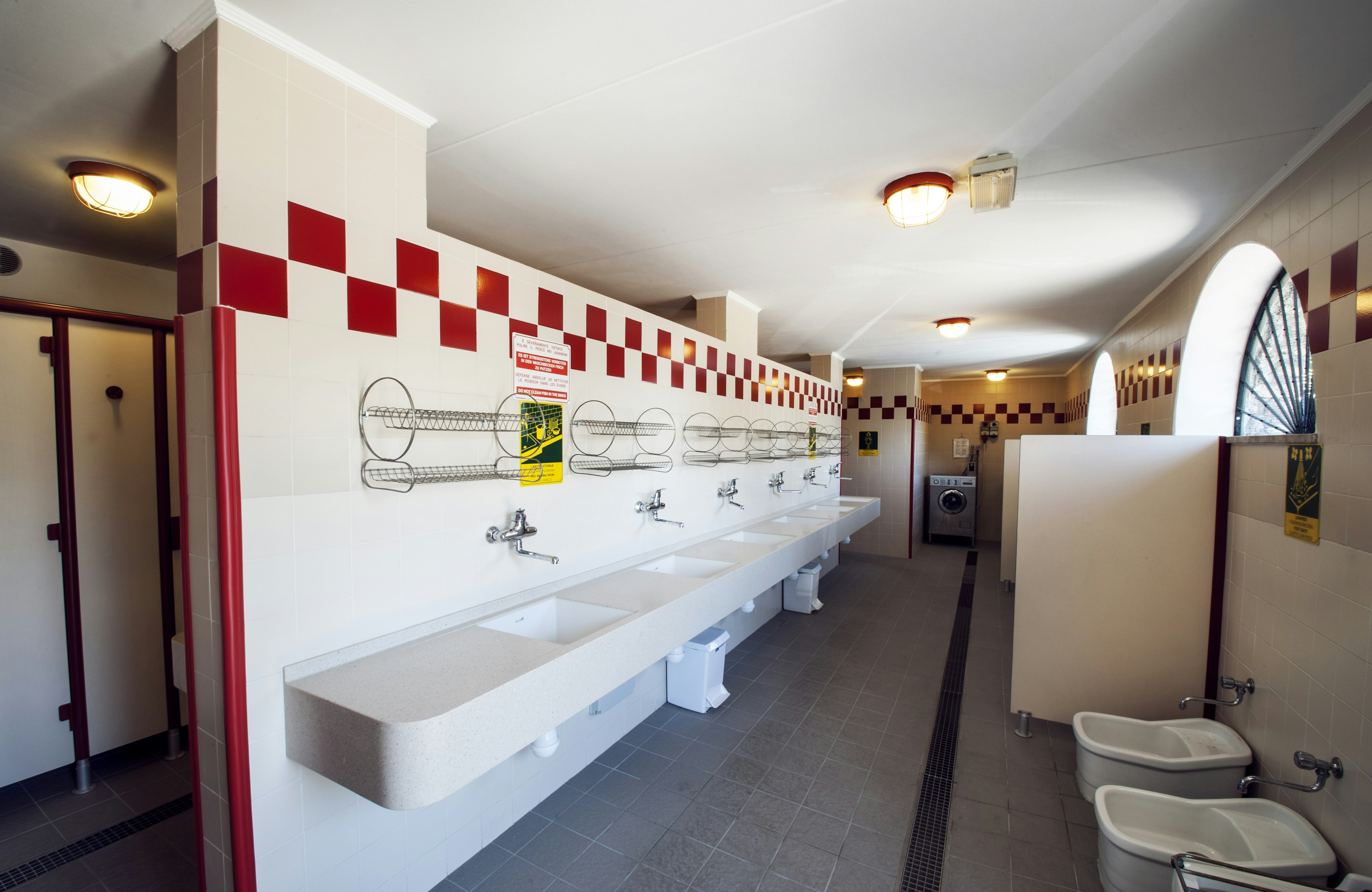 Camping Nanzel - Sanitärgebäude mit Waschbecken, Spiegel, Toiletten und Duschen auf dem Campingplatz