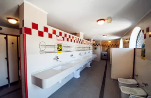 Camping Nanzel - Sanitärgebäude mit Waschbecken, Spiegel, Toiletten und Duschen auf dem Campingplatz