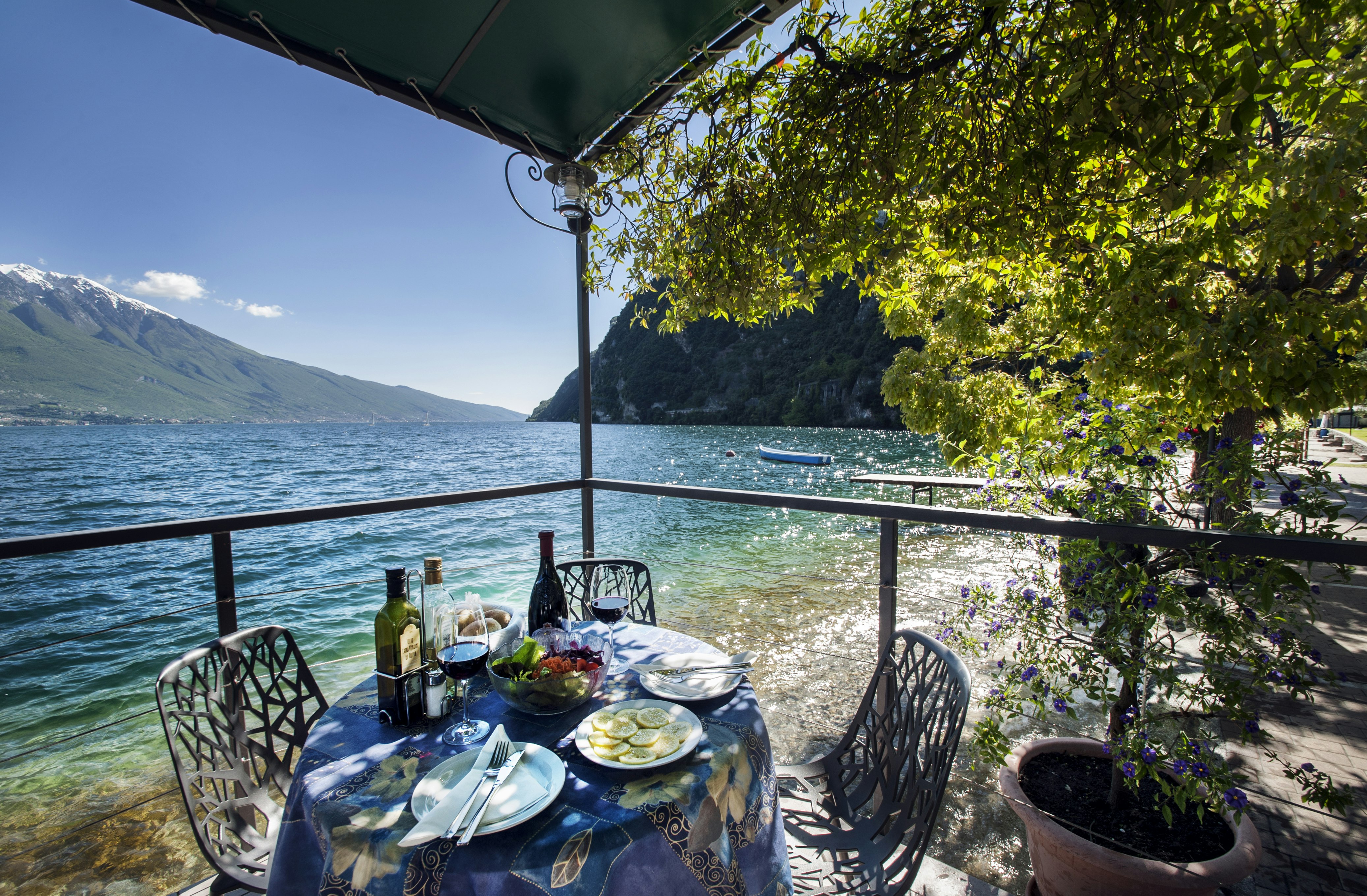 Camping Nanzel - Terrasse am See  mit Blick auf den Garda See und  auf die Berge
