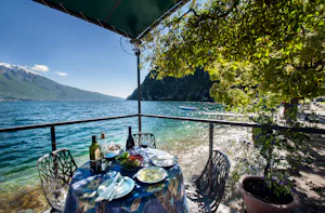 Camping Nanzel - Terrasse am See mit Blick auf den Garda See und auf die Berge