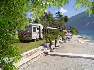 Camping Nanzel - Wohnwagenstellplätze auf der Wiese mit Blick auf den Garda See