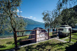 Camping Nanzel - Zelt- und Wohnmobilstellplätze auf der Wiese am garda See mit Blick auf die Berge