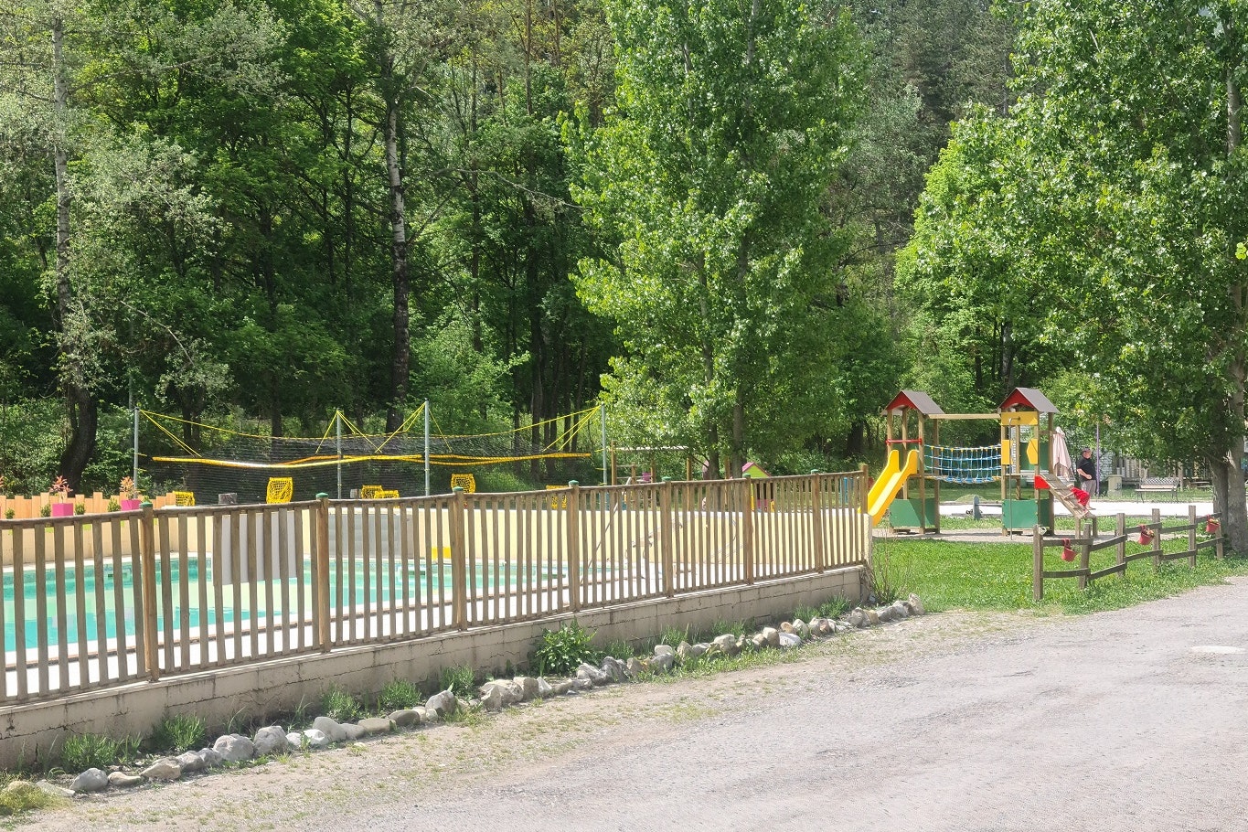 Camping l'Or Bleu  Camping Napoleon - Blick auf den Pool im Freien und den Kinderspielplatz
