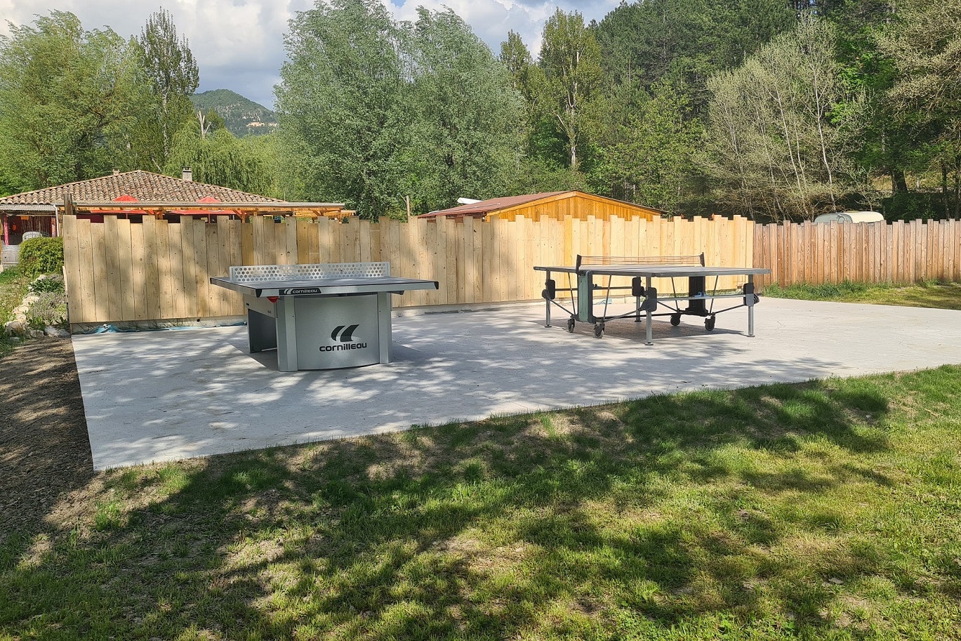 Camping l'Or Bleu  Camping Napoleon - Tischtennisplatten auf dem Campingplatz
