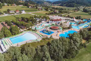 Camp Natura Camping Natura - Blick auf die Poollandschaft des Campingplatzes