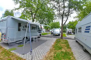 Camping Natura - schattiger Wohnmobilstellplatz auf dem Campingplatz