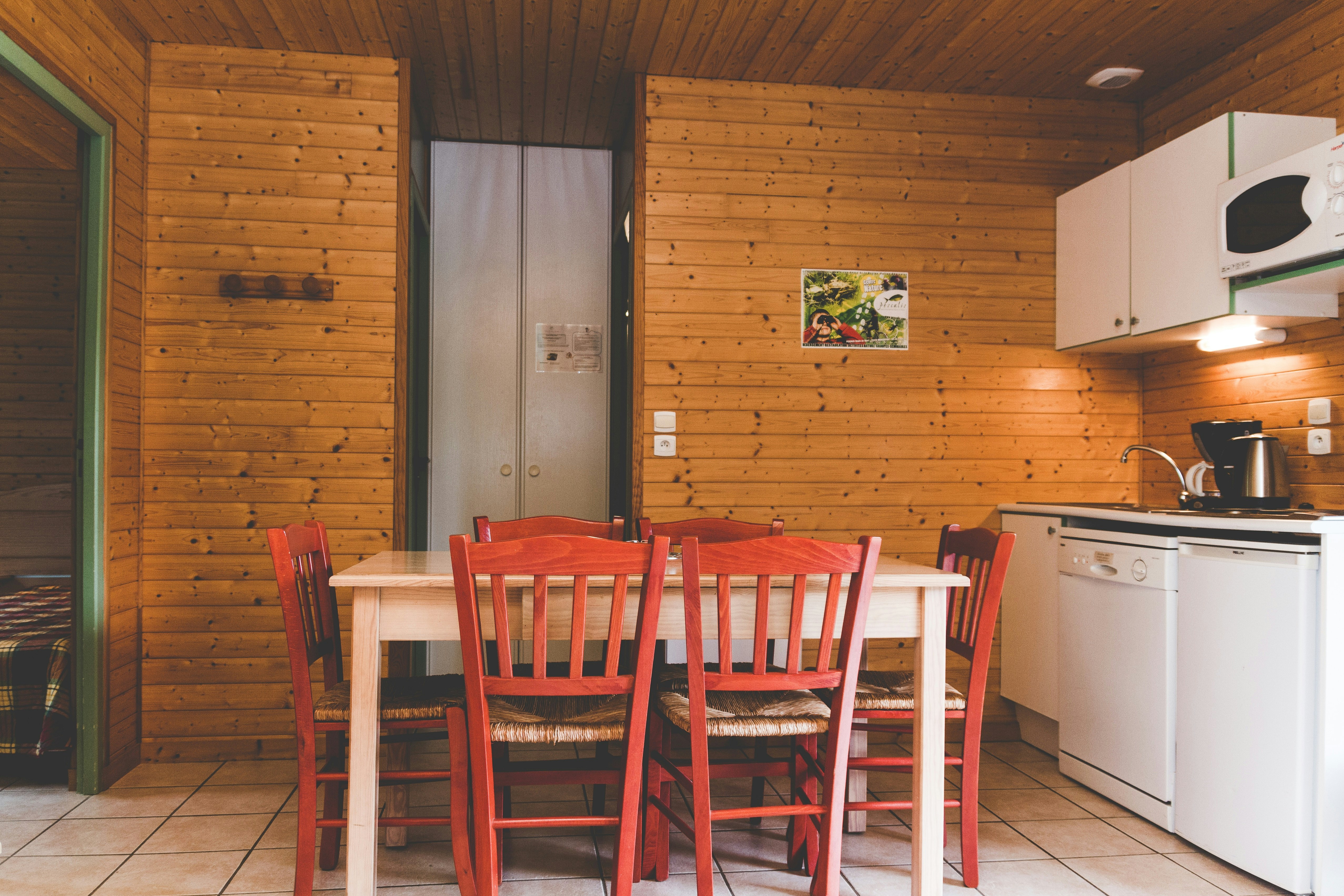 Camping Natura Resort Pescalis - Innenansicht eines Mobilheims mit Küche