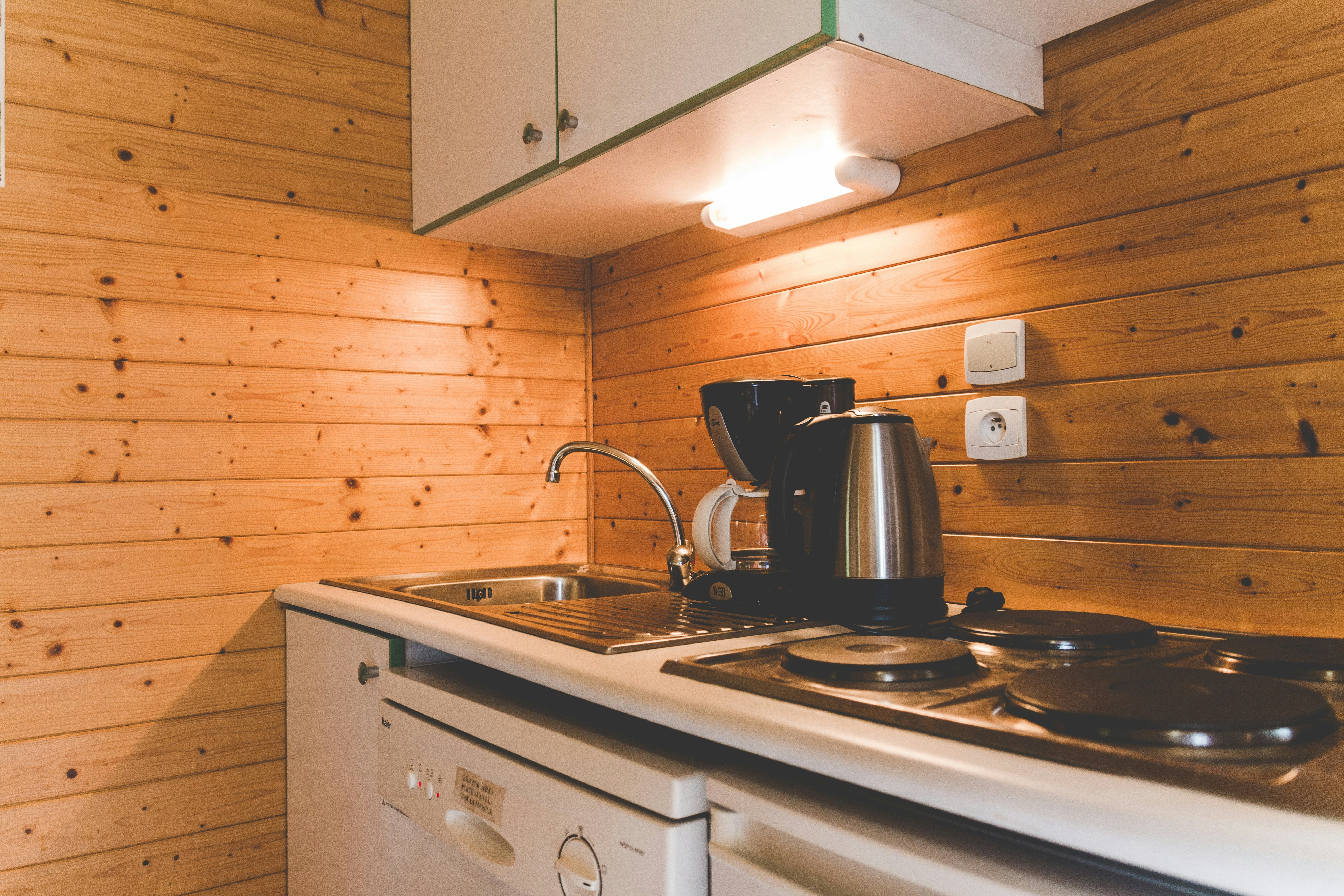 Camping Natura Resort Pescalis  - Küchenzeile in einem Mobilheim