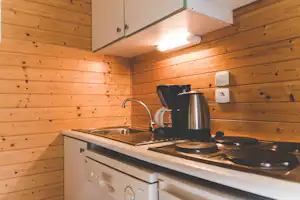 Camping Natura Resort Pescalis - Küchenzeile in einem Mobilheim