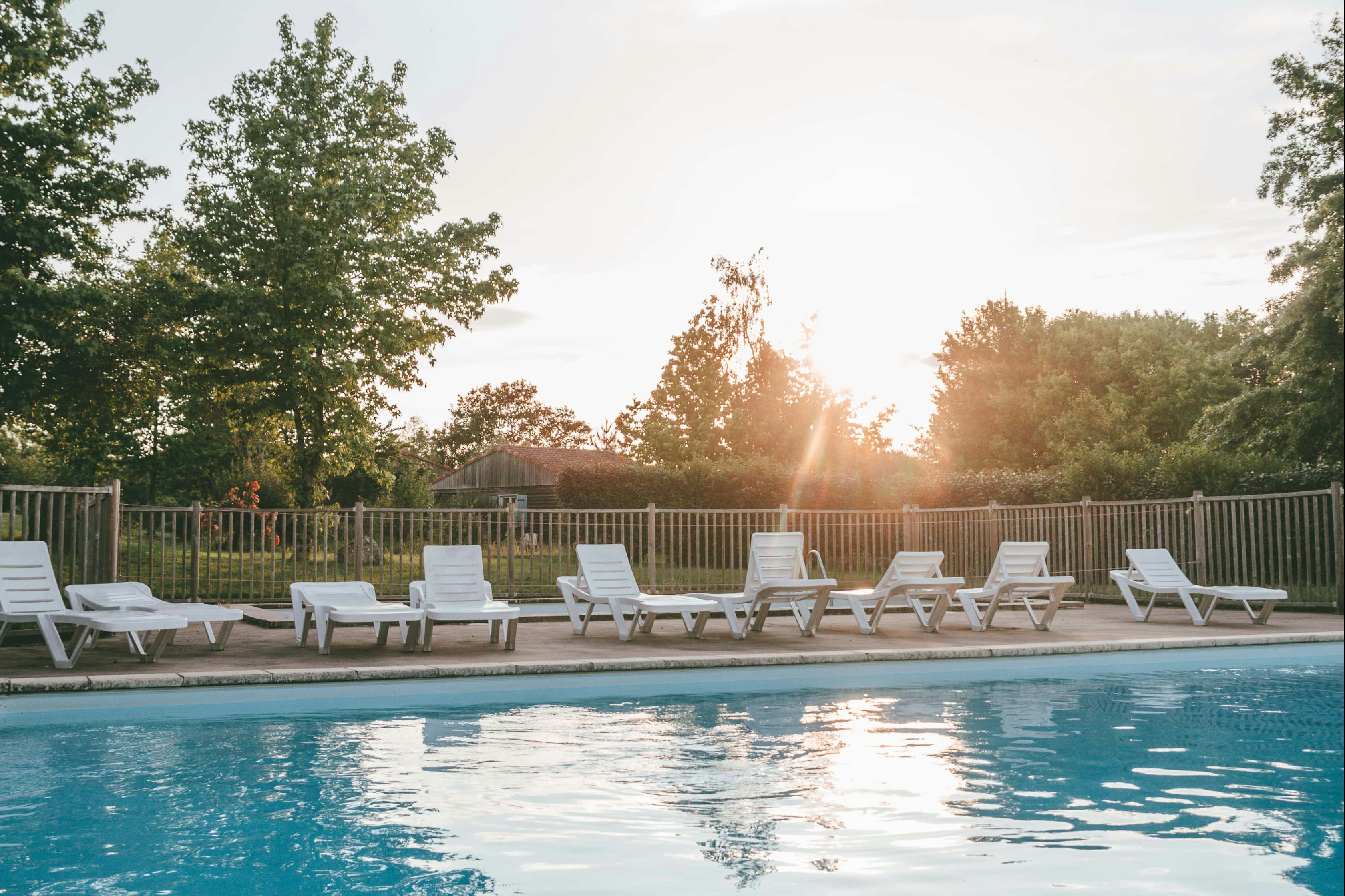 Camping Natura Resort Pescalis  - Pool im Freien mit Liegestühlen