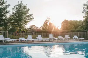 Camping Natura Resort Pescalis - Pool im Freien mit Liegestühlen