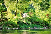 Camping Nature et Rivière  -  Mobilheime vom Campingplatz am Ufer des Flusses im Grünen