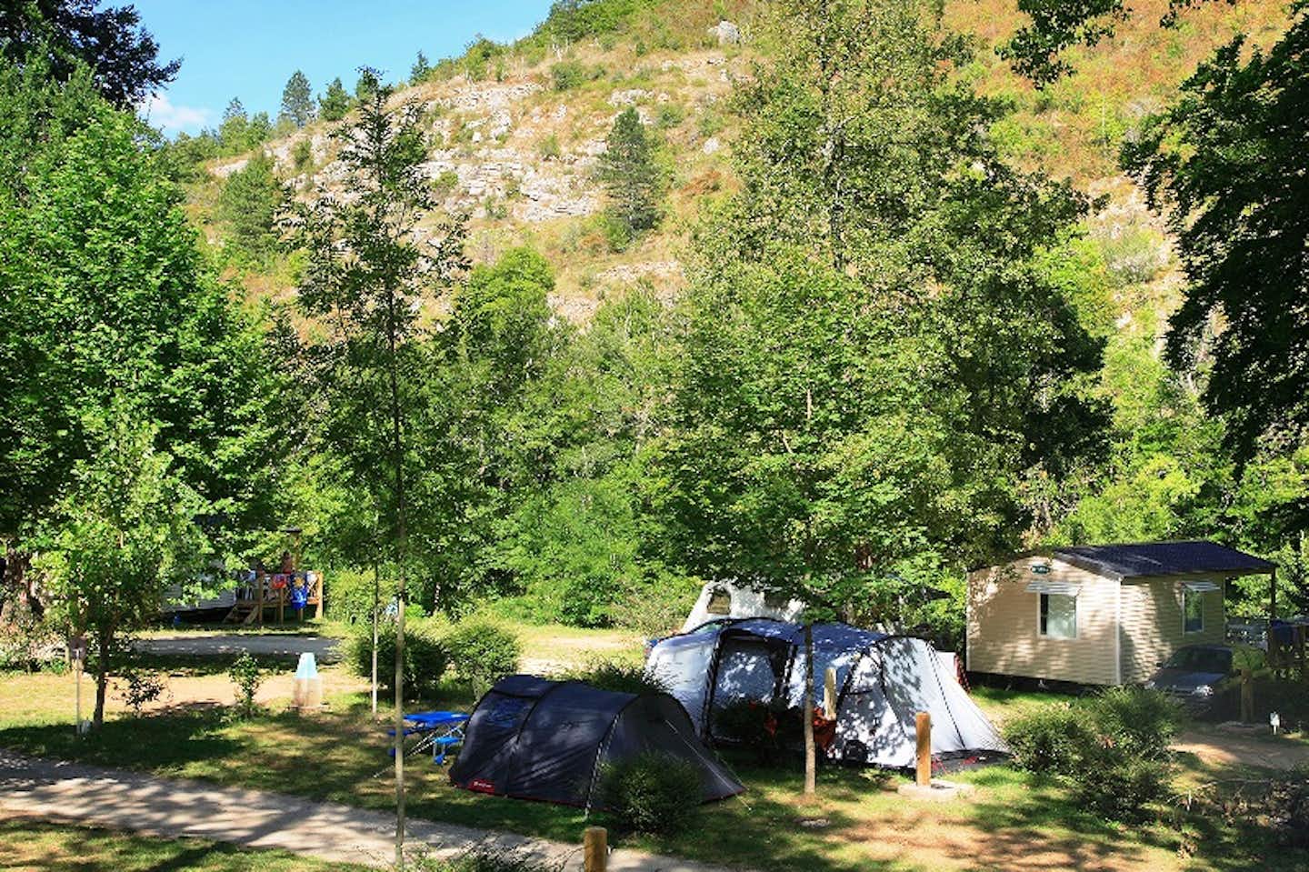 Camping Nature et Rivière  -  Zeltplatz vom Campingplatz auf grüner Wiese