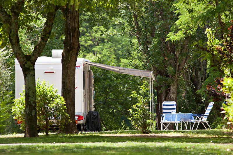 Camping Nature Parc L'Ardéchois  -  Stellplatz vom Campingplatz auf grüner Wiese zwischen Bäumen
