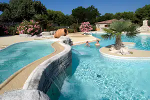 Camping Nature Parc L'Ardéchois - Kinder im Pool vom Campingplatz