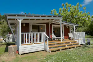 Camping Nature Parc L'Ardéchois - Mobilheim mit Veranda auf dem Campingplatz