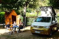 Camping Nature Parc L'Ardéchois - Wohnmobil und Holzhäuschen für Kinder auf dem Campingplatz