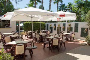 FKK Camping & Bungalows Naturist Almanat - Restaurant mit Terrasse auf dem Campingplatz