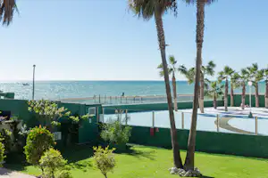 FKK Camping & Bungalows Naturist Almanat - Blick auf den Campingplatz am Meer