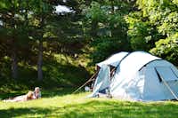 Camping Naturista Costalunga - Camper liegen vor ihrem Zelt auf dem Campingplatz