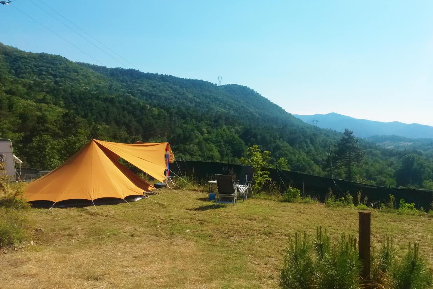 Camping Naturista Costalunga - Zelt auf einem Stellplatz mit Blick auf die Natur Liguriens
