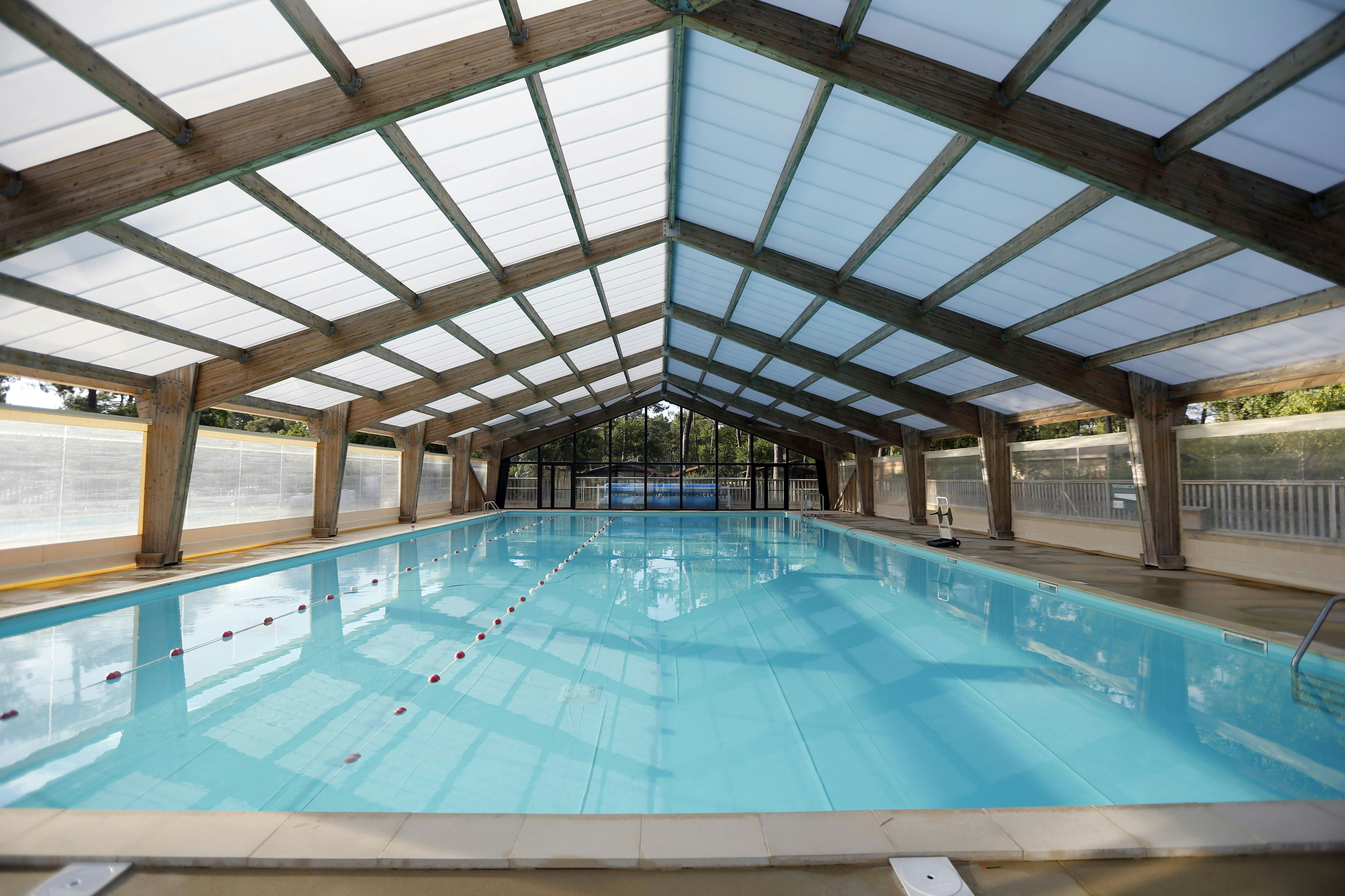 Camping Naturiste CHM Montalivet - Überdachter Pool auf dem Campingplatz