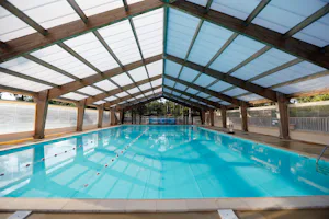 Camping Naturiste CHM Montalivet - Überdachter Pool auf dem Campingplatz