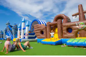 Camping Capfun La Grande Cosse - Hüpfburgen auf dem Campingplatz