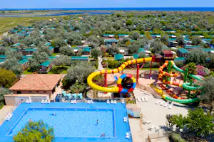 Camping Capfun La Grande Cosse - Luftaufnahme des Campingplatzes mit Freibad und Rutschen