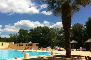 Camping Naturiste Le Couderc - Pool und Restaurant bei Nacht