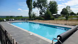 Camping Natuurlijk Limburg - Pool im Freien auf dem Campingplatz