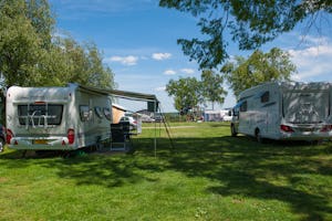 Camping Natuurlijk Limburg - Standplätze auf der Wiese auf dem Campingplatz
