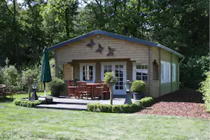 Camping Natuurplezier - Mobilheim mit Terrasse auf dem Campingplatz