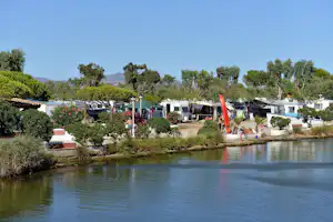 Camping Nautic Almata - Blick auf den Stellplatz vom Campingplatz am Flluss
