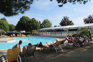 Camping Nauzan Plage - Pool mit Liegebereich