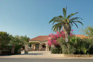Camping Navaríno Beach - Einfahrt und Hauptgebäude vom Campingplatz