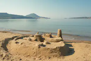 Camping Navaríno Beach - Sandburg am Strand vom Campingplatz