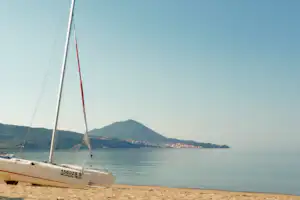 Camping Navaríno Beach - Segelboot am Strand vom Campingplatz