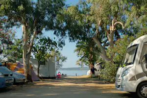 Camping Navaríno Beach - Wohnwagen- und Zeltstellplatz mit Blick auf das Meer