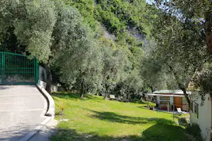 Camping Navene - Standplätze im Grünen auf dem Campingplatz