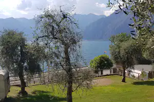 Camping Navene - Standplätze mit Blick auf den See